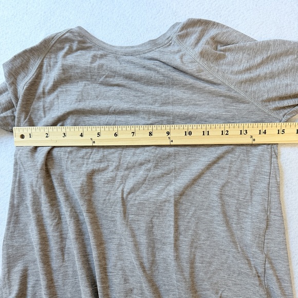 Under Armour Loose Crewneck Grey Keyhole Back Long Sleeve Henley top in Gray - Picture 4 of 5